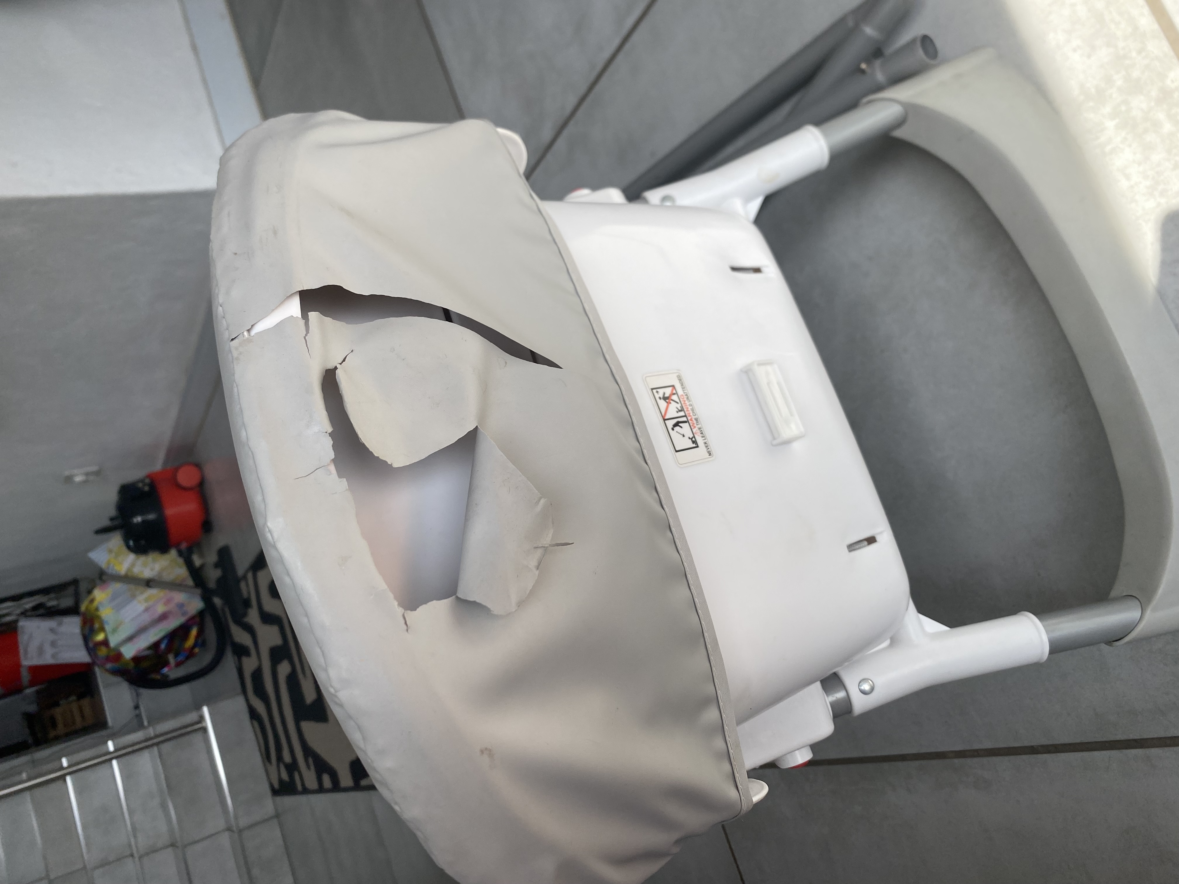 Feeding chair with height adjustment