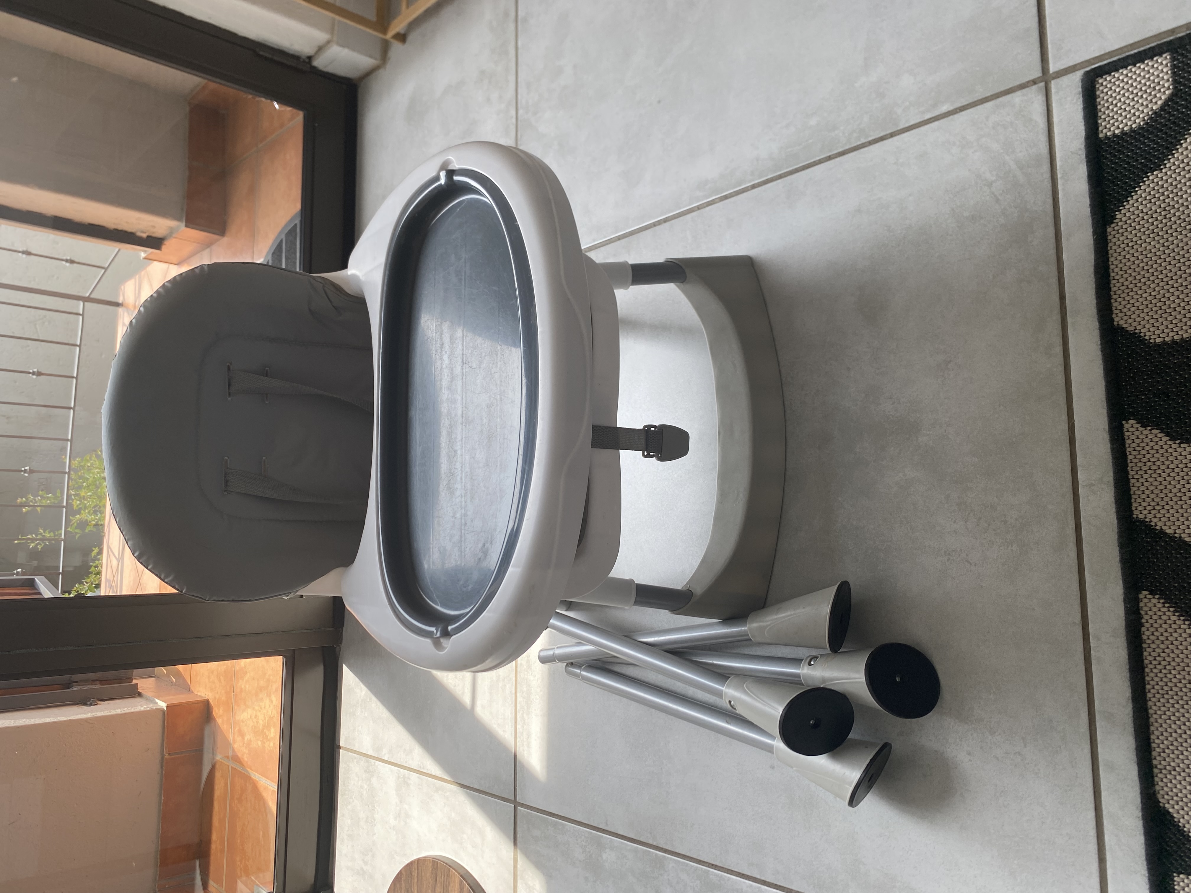 Feeding chair with height adjustment